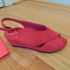 Pas de rouge Sandal / Size 8